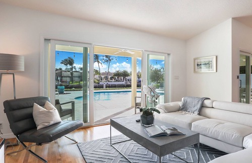 The Cove House | Luxury Waterfront Home w Pool/BBQ, Deerfield Beach