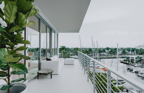Nurmi Isles Apartment | Luxury Waterfront Penthouse in Central Location