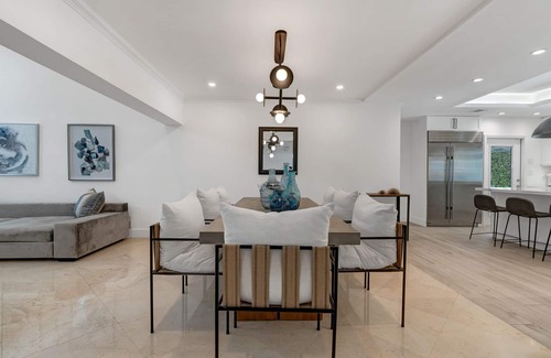 Harbor Beach House | Luxury Waterfront Villa! Harbor Beach, 5 min to the beach