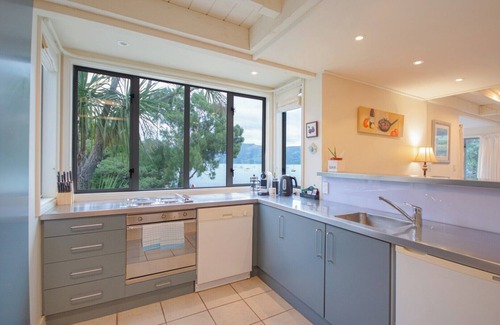 Akaroa Apartment | Luxury Waterfront Apartment with Amazing Views