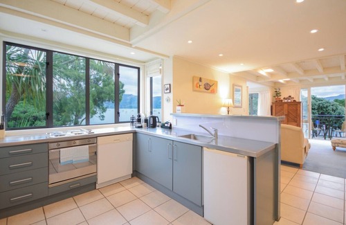 Akaroa Apartment | Luxury Waterfront Apartment with Amazing Views