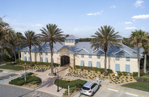 Palm Coast Condo | Luxury Waterfront Condo with Community Pool, Balcony + Lake Views