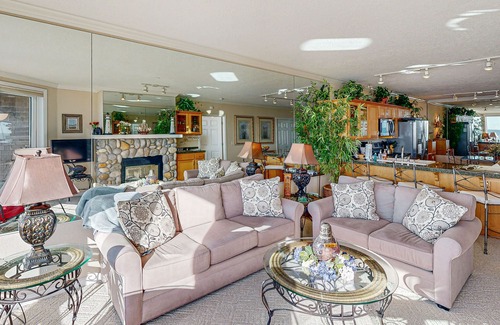 Depoe Bay Condo | Luxury Waterfront Condo with Shared Hot Tub, Pool, and Ocean Views