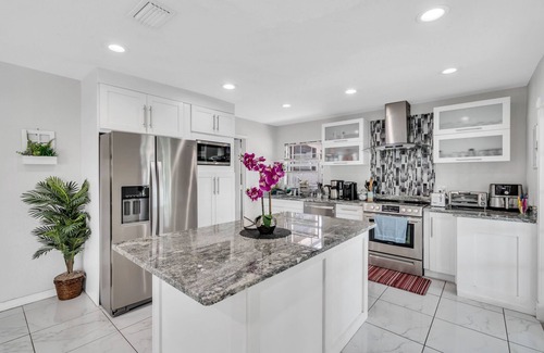 Bay Crest Park House | Luxury Waterfront Home DOCK POOL JACUZZI KAYAKS