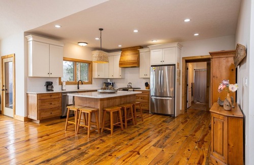 Dublin Cabin | Luxury Waterfront Home on Claytor Lake 5BS12