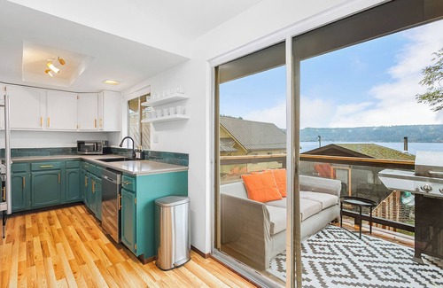 Tahuya House | Luxury Waterfront, King Beds, Arcade, Hot Tub, Firepit, Movie Projector
