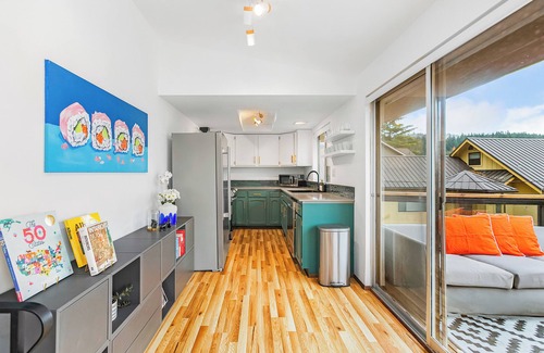 Tahuya House | Luxury Waterfront, King Beds, Arcade, Hot Tub, Firepit, Movie Projector
