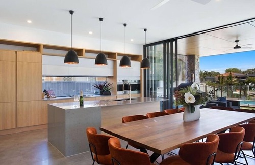 Broadbeach Waters House | Luxury Waterfront Living – Elegant 7-Bedroom Retreat in Broadbeach Waters