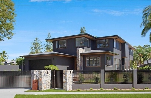 Broadbeach Waters House | Luxury Waterfront Living – Elegant 7-Bedroom Retreat in Broadbeach Waters