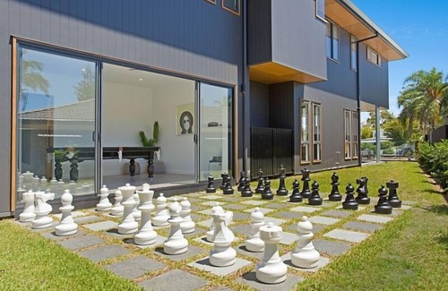 Broadbeach Waters House | Luxury Waterfront Living – Elegant 7-Bedroom Retreat in Broadbeach Waters