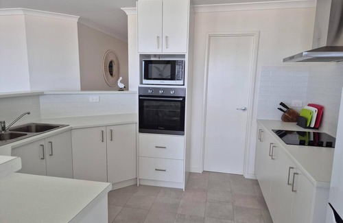 Kalbarri Villa | Luxury Waterfront | Sleeps 4 | Resort Pool | Wifi
