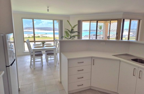 Kalbarri Villa | Luxury Waterfront | Sleeps 4 | Resort Pool | Wifi