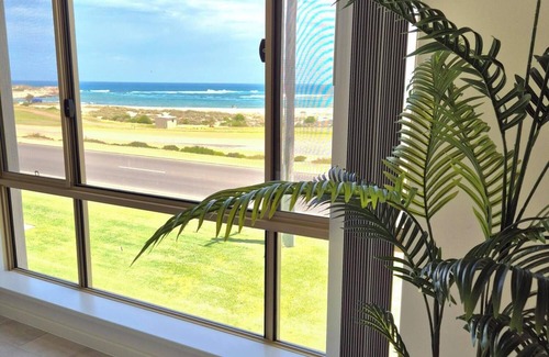 Kalbarri Villa | Luxury Waterfront | Sleeps 4 | Resort Pool | Wifi