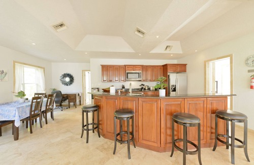 Placencia Villa | Luxury Waterfront Villa + FULL RESORT ACCESS! No sargassum!