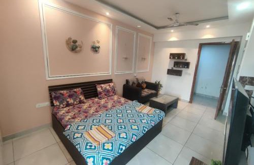 Noida Apartment | Luxury with peace#couple friendly#Darshana Studios