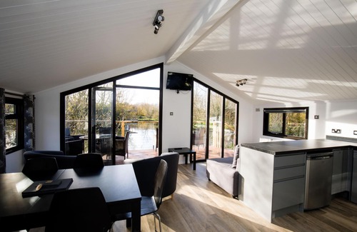 Dilton Marsh Ski Chalet | Luxury Wooden Lakeside Lodge DUNLIN with HOT TUB Near Longleat