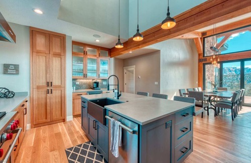 Orderville House | Luxury Zion Retreat | Views, Hot Tub & Sleeps 14