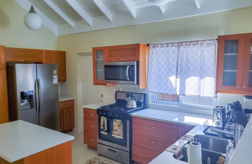 St. Ann's Bay House | "LuxuryCrest: King Bed, BBQ & Backyard Games, Near Ocho Rios"nn