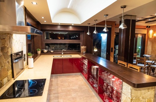 Velilla-Taramay Villa | Luxuryvilla with pool and jacuzzi,BBQ and seaviews