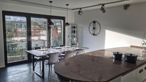 Gemarkung Barmen Apartment | Luxus 4 Zimmer Apartment 3 Schlafzimmer und großer Wohnbereich mit Balkon