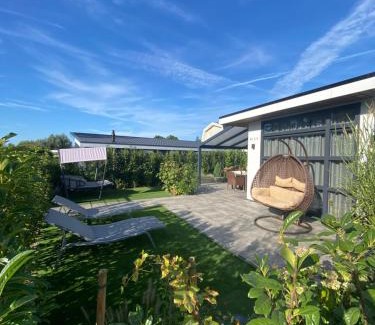 Lathum House | LUXUS Cube Ferienhaus Chalet am See mit Schwimmbad in Lathum NL
