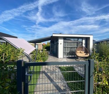 Lathum House | LUXUS Cube Ferienhaus Chalet am See mit Schwimmbad in Lathum NL