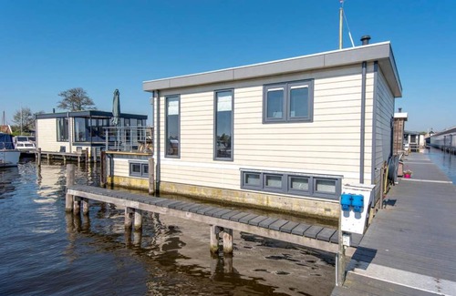 Municipality of Aalsmeer Apartment | Luxus Houseboat with Sauna and Whirlpool near Amsterdam