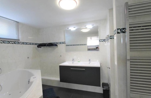 Municipality of Aalsmeer Apartment | Luxus Houseboat with Sauna and Whirlpool near Amsterdam