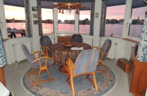 Innenhafen Apartment | Luxus Kapitänswohnung 'Helgoland-Avantgarde'