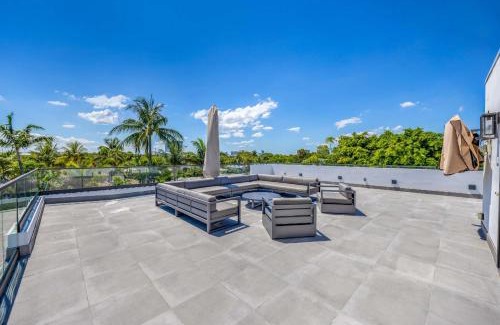 Harbour Inlet House | LVS Villa Blanco 5BR Coastal Oasis with Rooftop Sunset Deck Heated Pool Spa & Walk-to-Beach Access
