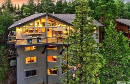 Round Hill Village House | LX33 Lake Tahoe Villa with Gameroom Hot tub Sauna