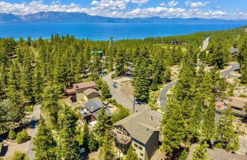 Round Hill Village House | LX33 Lake Tahoe Villa with Gameroom Hot tub Sauna