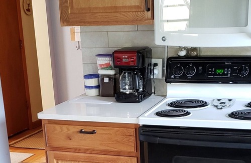 Lynchburg House | Lynchburg home -Full Kitchen, Deck, 3 brm/1bath, W/D, WiFi and 1/2 mile to LU