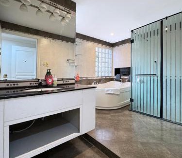 Tan Binh Apartment | Lynhapartment Airport FreePool Premium 2BR 2BA
