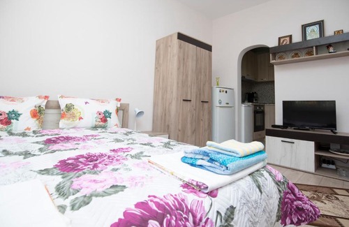 Burgas Center Apartment | Lynn's Oasis-Ocean Touch in Core Downtown