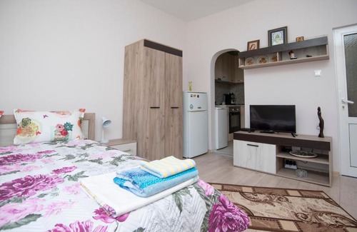 Burgas Center Apartment | Lynn's Oasis-Ocean Touch in Core Downtown