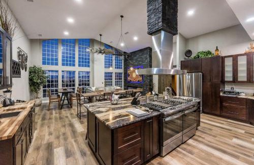 Lynx Mountain View Estates House | Lynx Lake Lux 6-br Housesleeps 22hot Tubgame Rm