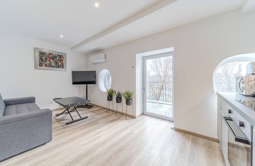 Saint Clair Apartment | Lyon Cité La Peniche 6 people balcony Caluire