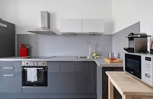 6th Arrondissement Apartment | Lyon Cite-La suite Passerelle avec balcon-Caluire