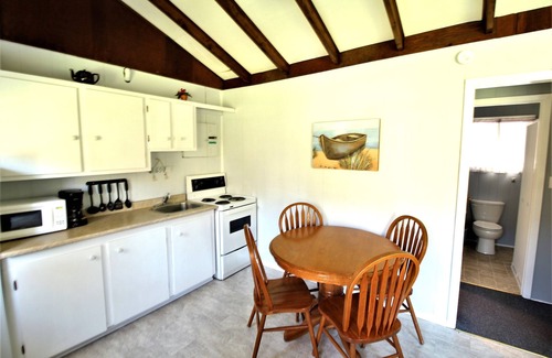 Stanhope Cottage | Lyons Cottages - Cottage #2, 2BR Walk to the Beaches of Stanhope National Park!