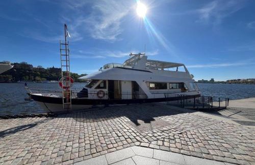 Gamla Stan Boat Rental | Mälardrottningen Yacht Hotel