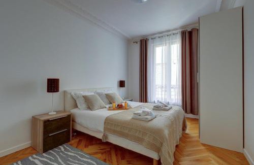 Quartier de la Folie-Mericourt Apartment | Méricourt Suite, Place de la République