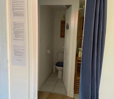 Angouleme Bed & Breakfast | Mérig'home Chambre BD climatisée dans maison avec piscine au calme en ville, SdB & toilettes privés