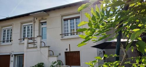 Colombes House | Métro - Sac à dos - Dodo Chez Léontine 2 ch Parking Wifi FO