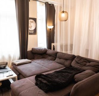 Mittelstadt House | M House Komfortables Zimmer mit Doppelbett & Schlafsofa für Max 3 Pers