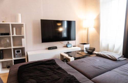Mittelstadt House | M House Komfortables Zimmer mit Doppelbett & Schlafsofa für Max 3 Pers