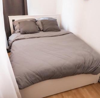 Mittelstadt House | M House Komfortables Zimmer mit Doppelbett & Schlafsofa für Max 3 Pers