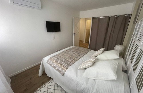Sainte-Genevieve-des-Bois Bed & Breakfast | Ma Belle Conciergerie - Feathers Room