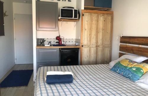 Saint-Mandrier-sur-Mer Apartment | ma cabane de pêcheur pieds dans l'eau - lit queen size