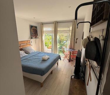 Saint-Mandrier-sur-Mer Apartment | ma cabane de pêcheur pieds dans l'eau - lit queen size
